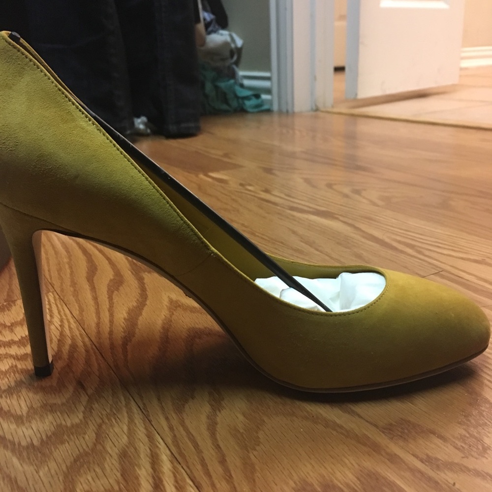 Brand New Mustard Color Suede Gucci Pumps Size 9.
